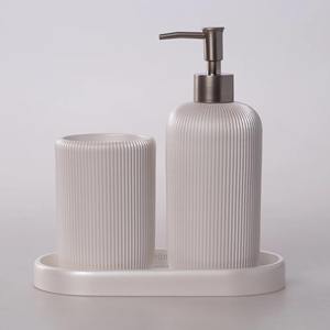 Juego de dispensador y vaso decorativos con diseño acanalado para baño, con bandeja, perfecto para el tocador, para guardar cepillos de dientes, maquillaje y brochas. - Product Image 2