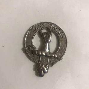 Con la cabeza de un león que surge de una corona antigua, es el escudo oficial del Clan MacLaren. - Product Image 3