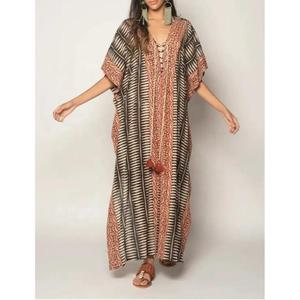 Elegante Vestido Kaftán Maxi Tie-Dye ODM, Mezcla de Tonos Lavanda y Blanco, Patrón Artístico de Ensueño, Silueta Holgada y Fluida - Product Image 3
