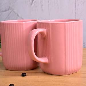 ชุดแก้วกาแฟเซรามิกเคลือบสีชมพูพาสเทล 2 ใบ ใช้กับไมโครเวฟได้ ดีไซน์สร้างสรรค์สำหรับเครื่องดื่มร้อน มีจำหน่ายแบบแก้วเดี่ยว - Product Image 1