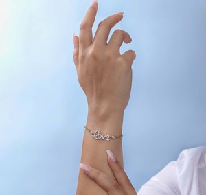 Pulsera Romántica de Oro de 18K con Diamantes y Letra de Amor, Cadena de Eslabones con Engaste Pavé para Mujer, Joyería de Uso Diario - Product Image 3