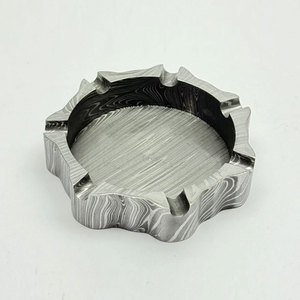 Cendrier en acier Damas de qualité supérieure, fait main, en métal, avec motif de grain unique, pour cigares, cigarettes, usage domestique ou au bureau - Product Image 1