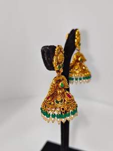 Pendientes Jhumka Antiguos de Oro Sólido de 22k, Hechos a Mano con Motivo de Lakshmi, Esmeraldas Verdes y Perlas Naturales para Boda - Product Image 3