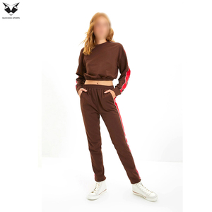 Ensemble de survêtement tendance pour femme avec haut court et pantalon de jogging, idéal pour l'entraînement, les loisirs et les voyages. - Product Image 3