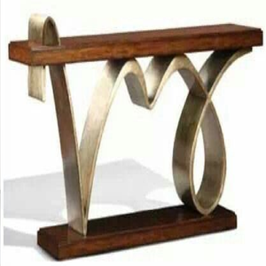 Mesa consola artística con una superficie de madera oscura y patas onduladas de cinta plateada, disponible a precios de mayorista. - Product Image 1