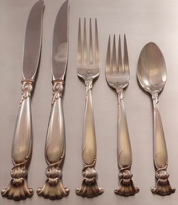 Juego de Cubiertos Clásico Plateado en Acero Inoxidable, Cuchillo, Tenedor y Cuchara con Acabado Espejo, Mango Largo, Colección de Vajilla Duradera - Product Image 1