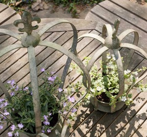 Jardinière en métal galvanisé en forme de couronne, décorative et rustique, pour l'arrangement de fleurs artificielles et la présentation en jardin - Product Image 4