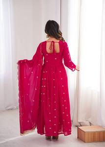 Presentamos un nuevo conjunto de fiesta de diseñador con top, pantalón y dupatta con bordados elaborados. - Product Image 5