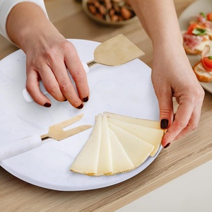 Juego de Tabla de Quesos de Mármol Blanco de Lujo con Cuchillos de Queso de Acero Inoxidable Dorado, Plato Redondo Premium para Servir Charcutería - Product Image 4