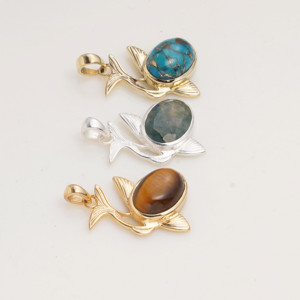 Pendentif Queue de Baleine en Turquoise Naturelle, Orné de Dorure, Bijou Artisanal Inspiré de l'Océan, Pierre Précieuse de Créateur, Cadeau Unique pour Femme - Product Image 3