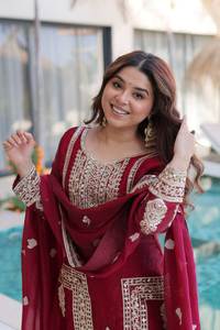 Ensemble de costume 3 pièces en soie de luxe avec broderie de sequins lourds et dupatta en dentelle de créateur - Product Image 5