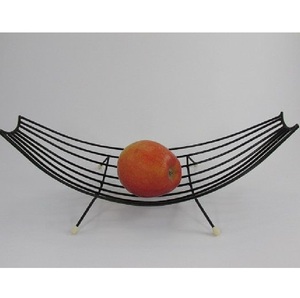 Panier à fruits vintage noir en métal décoratif avec gravure florale et un attrait esthétique pour contenir des chocolats lors de jours spéciaux - Product Image 1