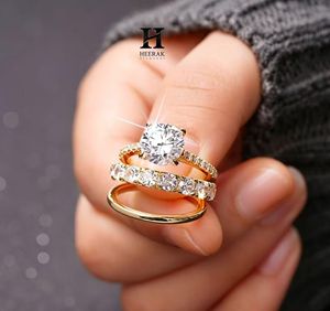 Juego de Anillos de Compromiso de Lujo de 3 Piezas con Diamantes Cultivados en Laboratorio de Corte Redondo, Oro Amarillo de 14K, Anillo de Eternidad Apilable - Product Image 1