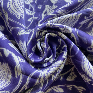 Tela de algodón estampada a mano en azul índigo con motivos florales de enredaderas |   Textiles Tradicionales Indios - Product Image 1