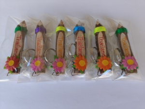 Llavero Clásico Ecológico de Madera Tallada, Hecho a Mano con Madera de Tamarindo, Decorado con Cuerda de Color y Flor de Papel de Morera TH - Product Image 4