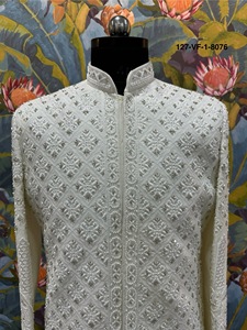 Traje de Novio Imperial Palace Border White Divine Touch Sherwani con Relieve 3D y Cuentas Plateadas - Product Image 1