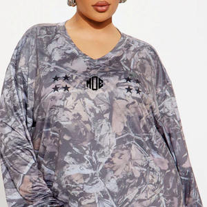 เสื้อเจอร์ซีย์อเมริกันฟุตบอลพรีเมียมสำหรับผู้หญิง แขนยาว คอวี ลายพรางแบบซับลิเมชั่น เสื้อกีฬาแนวสตรีทแวร์ ขายส่ง OEM - Product Image 1