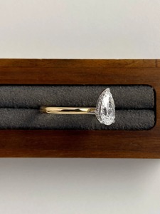 แหวนหมั้นเพชรทรงลูกแพร์ 1.68 กะรัต เพชรเลี้ยงในห้องปฏิบัติการ ทองคำขาว 14K ดีไซน์เรียบหรู เครื่องประดับเจ้าสาว รับรองโดย IGI จาก Hecza Jewels - Product Image 2