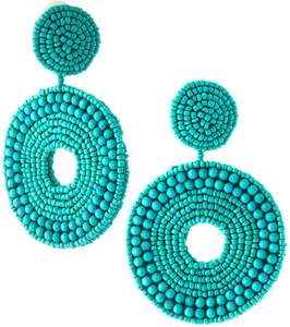 Magnifiques boucles d'oreilles et bijoux d'oreille brodés de perles de couleur rouge et verte, design de Noël, pour filles, en provenance d'Inde. - Product Image 2