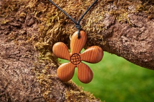 Kalung Liontin Bunga Kayu dengan Sentuhan Alami, Pesona Kayu Buatan Tangan, Latar Belakang Pohon Berlumut, Perhiasan Dekoratif - Product Image 4