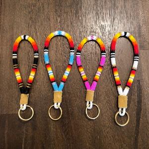 Collier lanière perlé style bohème avec perles de rocaille, support de badge coloré, lanière élégante pour téléphone et porte-clés - Product Image 5