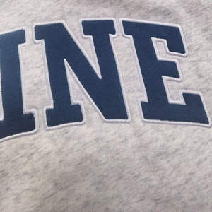 Sweat-shirt rouge et blanc à col rond avec grande inscription blanche sur le devant, manches longues, bordure contrastante aux poignets et à l'ourlet, vêtements à marque privée - Product Image 6