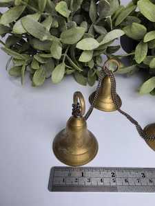 Juego de 3 Campanas Rústicas Navideñas Hechas a Mano de Latón Tejido, Adornos Colgantes Vintage para Árbol con Diseño de Vaca, Impresión Tipográfica en Oro Antiguo - Product Image 2