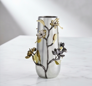 Jarrón de Metal Contemporáneo Hecho a Mano con Cuerpo Plateado y Relieve Floral Dorado y Negro para Centro de Mesa, Decoración Floral para Sala de Estar - Product Image 1