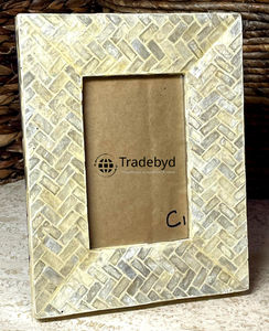 Marco de Fotos de Lujo con Incrustaciones de Madreperla, Diseño Creativo y Hecho a Mano por Tradebyd - Product Image 2
