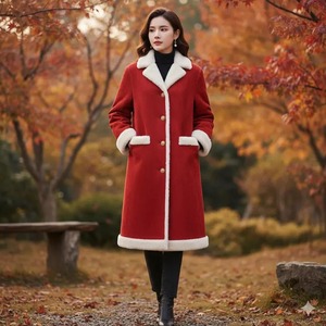 เสื้อโค้ทคริสต์มาสหนังแกะสีแดงสุดหรู แต่งขอบด้วยขนสัตว์เทียม - Product Image 1