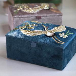 Caja de Terciopelo Color Granate con Bordado Floral Dorado, Recuerdo de Boda Personalizado para la Fiesta Nupcial, Impresión por Transferencia de Calor con Logotipo Personalizado - Product Image 3