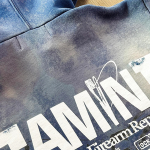 เสื้อฮู้ดดี้พิมพ์ลายวินเทจแบบย้อมสีเอซิด 100% ผ้าฝ้ายฟอกสีซันเฟด ผลิตจากผ้าฟลีซคอตตอน - Product Image 4
