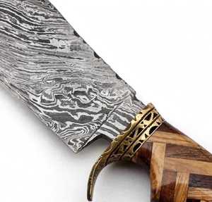 Cuchillo utilitario para exteriores hecho a mano con acero de Damasco, mango de madera de parquet y guardacuchillo de latón - Product Image 2