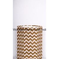 Poubelle décorative hexagonale en bois, fabriquée à la main au Rajasthan, Inde, avec couvercle roulant, motif géométrique, écologique