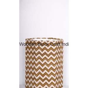 Poubelle décorative hexagonale en bois, fabriquée à la main au Rajasthan, Inde, avec couvercle roulant, motif géométrique, écologique - Product Image 2