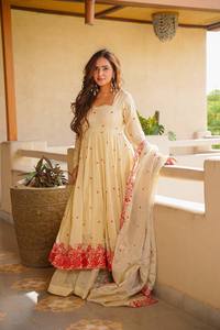 Robe Anarkali brodée crème, style indien pakistanais, à manches longues, coupe trapèze, avec châle, pour fêtes et mariages - Product Image 4
