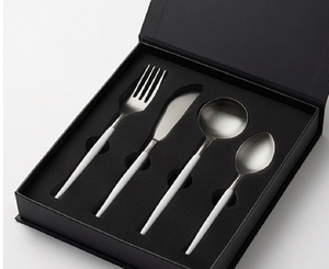 Juego de cubiertos minimalista de acero inoxidable con mangos de plástico blanco, apto para lavavajillas, para bodas y vajilla de mesa. - Product Image 6