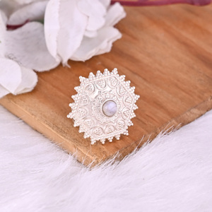 แหวนลายดอกไม้ประดับด้วยหินมูนสโตนสีรุ้งธรรมชาติ |   เงินแท้ 925 - Product Image 3