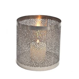 Elegantes portavelas de metal diseñados para realzar la decoración de mesas con un brillo discreto, luz relajante y un estilo moderno. - Product Image 5