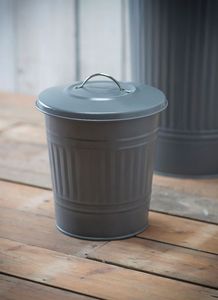 Poubelle élégante en métal doré avec une base conique moderne. Parfait pour la décoration de bureaux haut de gamme. Disponible aux prix de gros. - Product Image 2