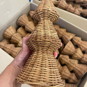 Sapin de Noël authentique en rotin d'origine vietnamienne pour une décoration créative de fête, idéal pour la présentation sur le bureau, fourni par 99 Gold Data - Product Image 1