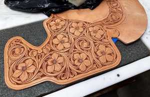 Silla de montar de cuero genuino de alta calidad, nueva, estilo western con grabado floral, portátil, para doma, paquete personalizado, hecha en India. - Product Image 5