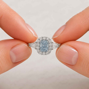 Bague de fiançailles contemporaine en platine avec diamant taille émeraude, sertie à griffes, classique, bijoux fins pour femme, certifiée IGI - Product Image 3
