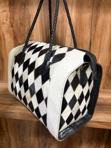 Bolso tote hecho a mano con parches de cuero genuino de vaca con pelo. |   Bolso de hombro estilo western para mujer con correa desmontable - Product Image 2