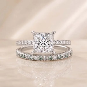 Anillo de Compromiso de Diseño Moderno en Plata 925 con Baño de Oro Blanco de 18K y Diamante Moissanita de 2Ct, Corte Princesa, Halo Oculto, Solitario - Product Image 3