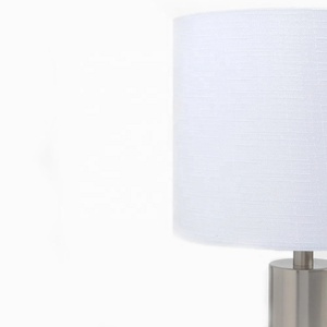 Lampe de table en métal à plusieurs niveaux Atlas avec abat-jour en lin, finition nickel brossé, base stable pour la décoration de la chambre à coucher et du salon - Product Image 3