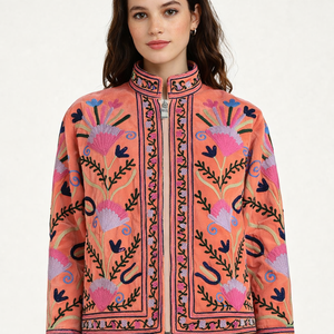 เสื้อแจ็คเก็ตกำมะหยี่ปักลายดอกไม้หลากสีแซลมอนแบบกลับด้านได้ คอลเลคชั่นฤดูใบไม้ร่วงจาก RAJASTHANI TEXTILE สไตล์วาร์ซิตี้ โบโฮ - Product Image 1