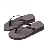 Tongs en gros Options de talon moyen et haut Conception antidérapante Couples tongs pour Wading Beach