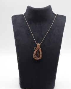 Collier en agate naturelle avec pendentif enroulé de fil de cuivre |   Collier artisanal bohème en pierres précieuses - Product Image 3