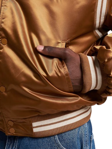 Veste de baseball en satin en gros, veste universitaire personnalisée avec logo, veste de baseball en satin matelassée pour homme avec doublure hiver - Product Image 3